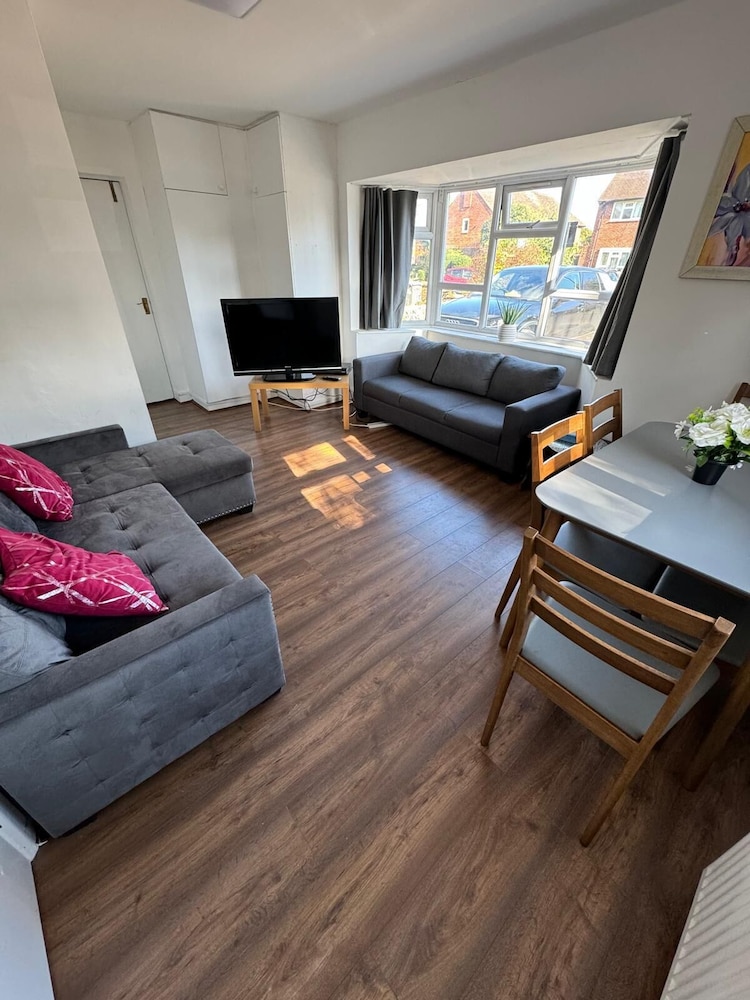3BR Home Near Hounslow West Tube Station