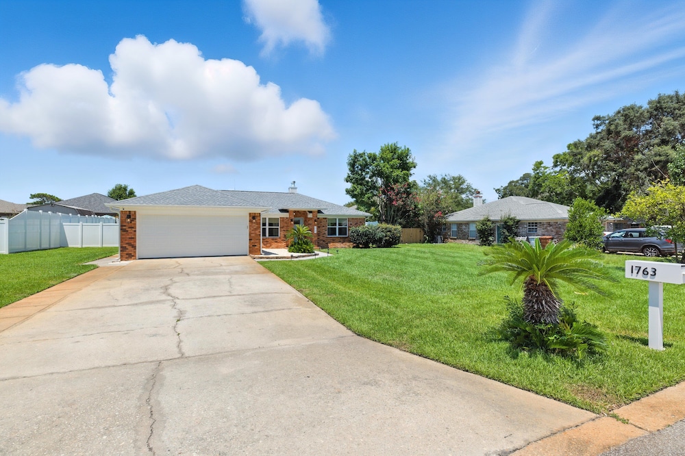Sunny 3BR w/Hot Tub & Game Room Home