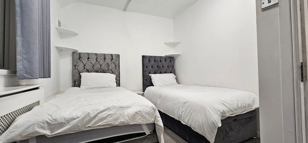 Spacious & Modern 2-bed House in Dagenham