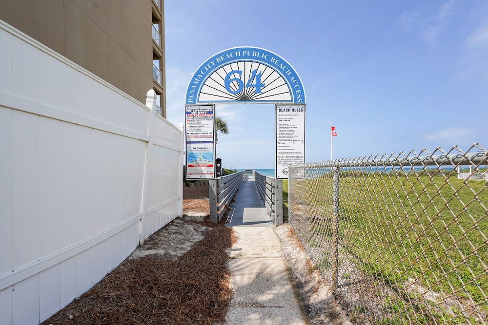 Breezy PCB Vacation Rental w/ Lanai, Walk to Ocean