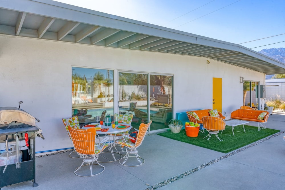 OG MCM w Saltwater Pool Hot Tub Dogs Welcome