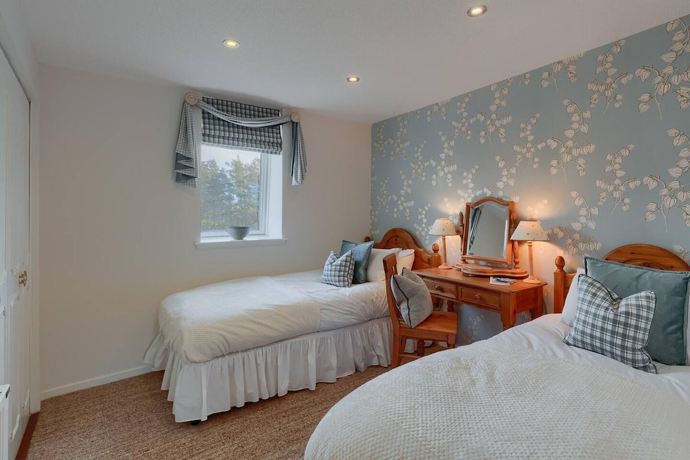 Tasteful top Floor Apartment Next to Gleneagles view 4