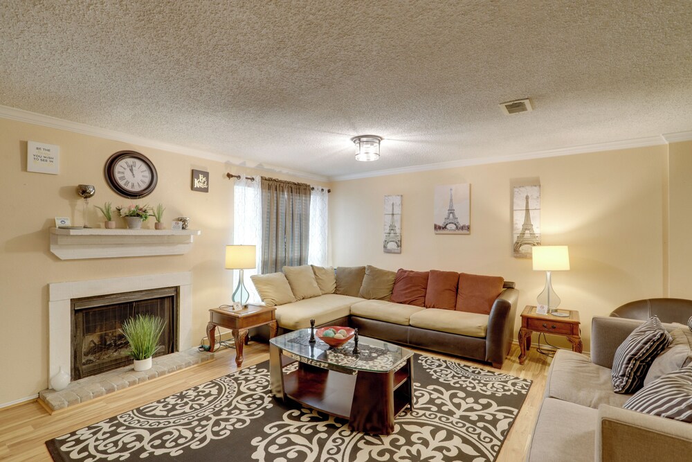 Houston Townhome 4 Mi to Airport: Central Location