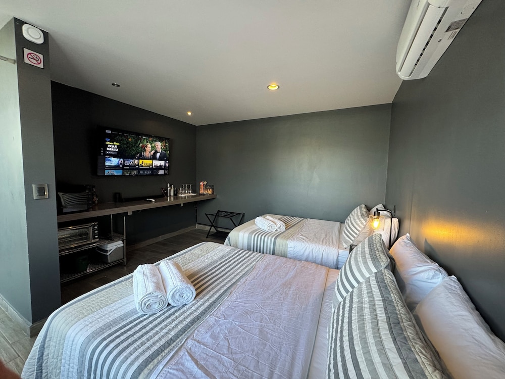 Luxurious 5-bedroom House With Air-conditioning & Private Rooftop in Juriquilla