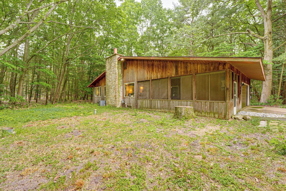 < 1 Mi to Lake Michigan: Peaceful Cabin w/ Yard!