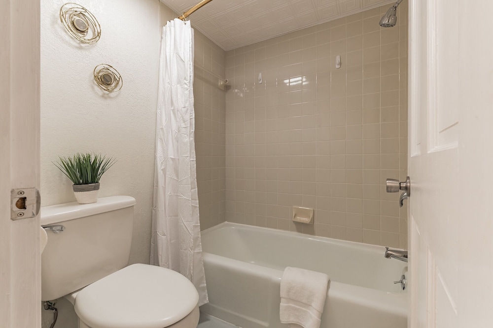 Beachfront, Two Queen Beds, Pool, Hot Tub, Free Parking 1 Bedroom Condo view 5