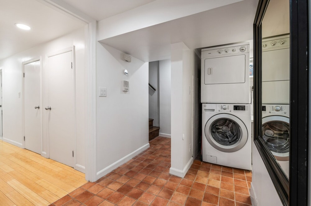 Adelphi I 3BR Ft Greene w Backyard Patio Porch