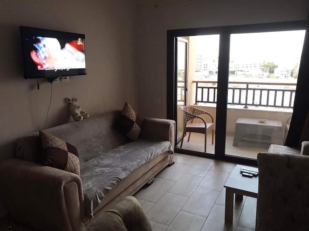 Charming 1-bed Apartment in Hurghada Aldau Heights view 2