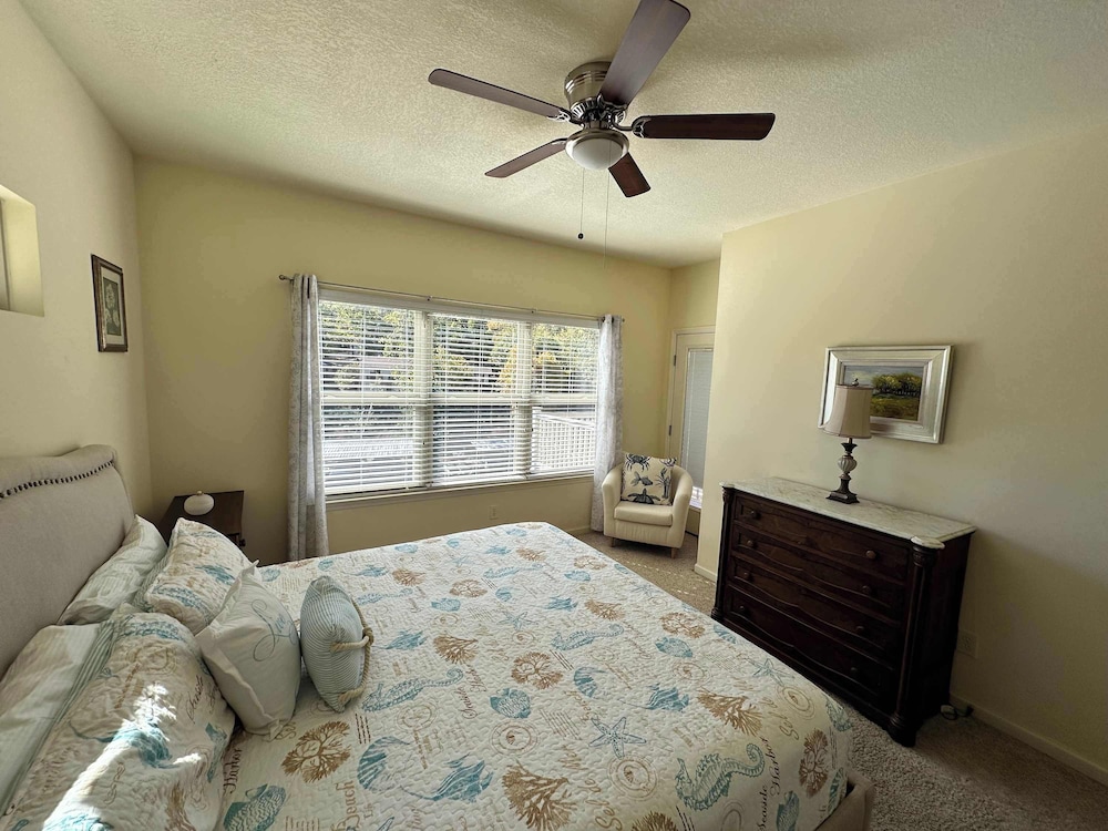 Lake It Easy - Waterfront Getaway With 7 Bedrooms!