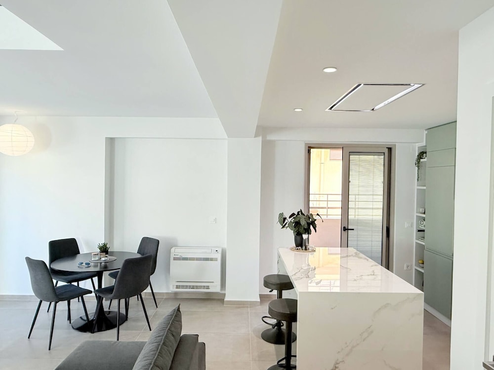 Azure Loft - 3min Walk to Beach, 10min to Old Town