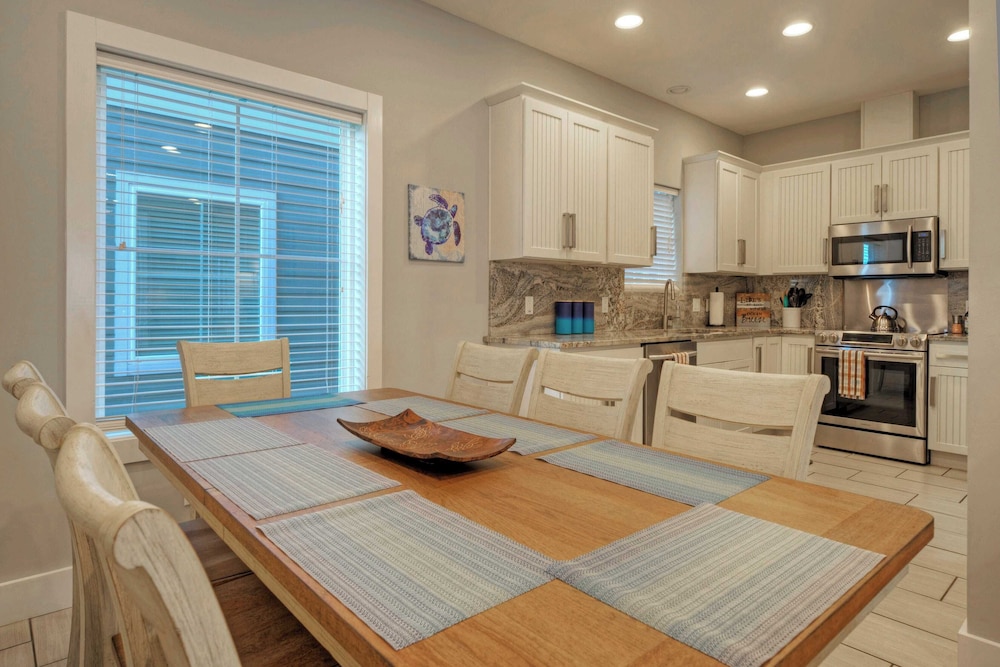 Sleeps 19 2 Homes w/ Pool, Foosball+shuffleboard Mins to the Beach + Shops