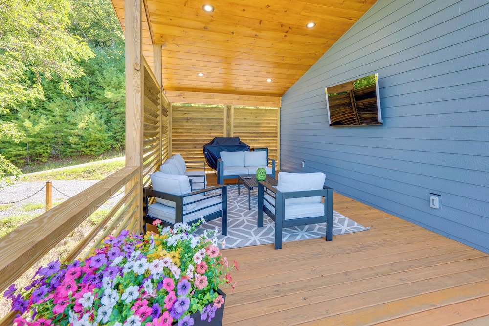 Mtn-view Decks & Fire Pit: Quiet Brasstown Escape