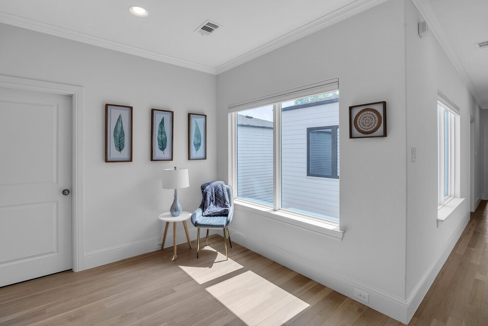 Modern 3br In Bishop Arts Walk To Shops & Dining 3 Bedroom Duplex