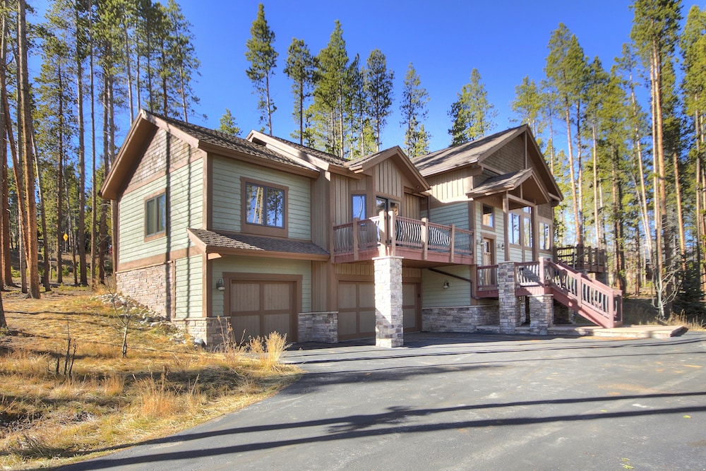 Highlands Trail House 5 Bedroom Home by RedAwning