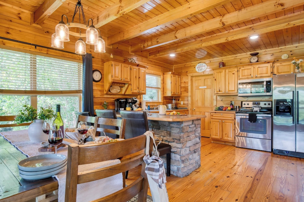 Triple Mountain View by Avantstay: Hot Tub, Game Room & Stunning Smoky Mountain Views
