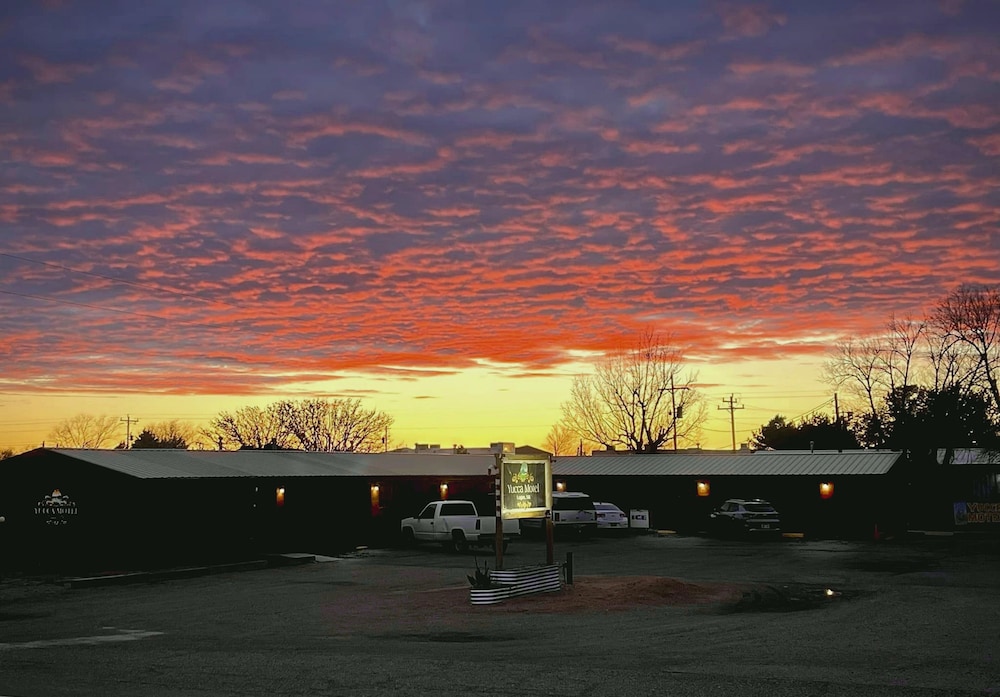 Tucumcari Vacations - The Yucca Motel and Cabins - Property Image 1