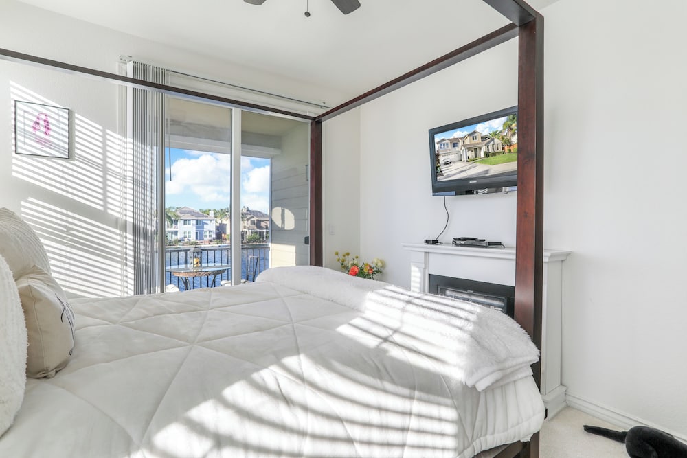 3 Mi to Main St Tracy: Homey Retreat w/ Game Room!