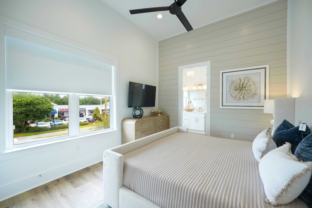 Sleeps 39 2 Luxe Homes w/ Free Golf Cart, Private Pool+spa 3 Blocks to Beach