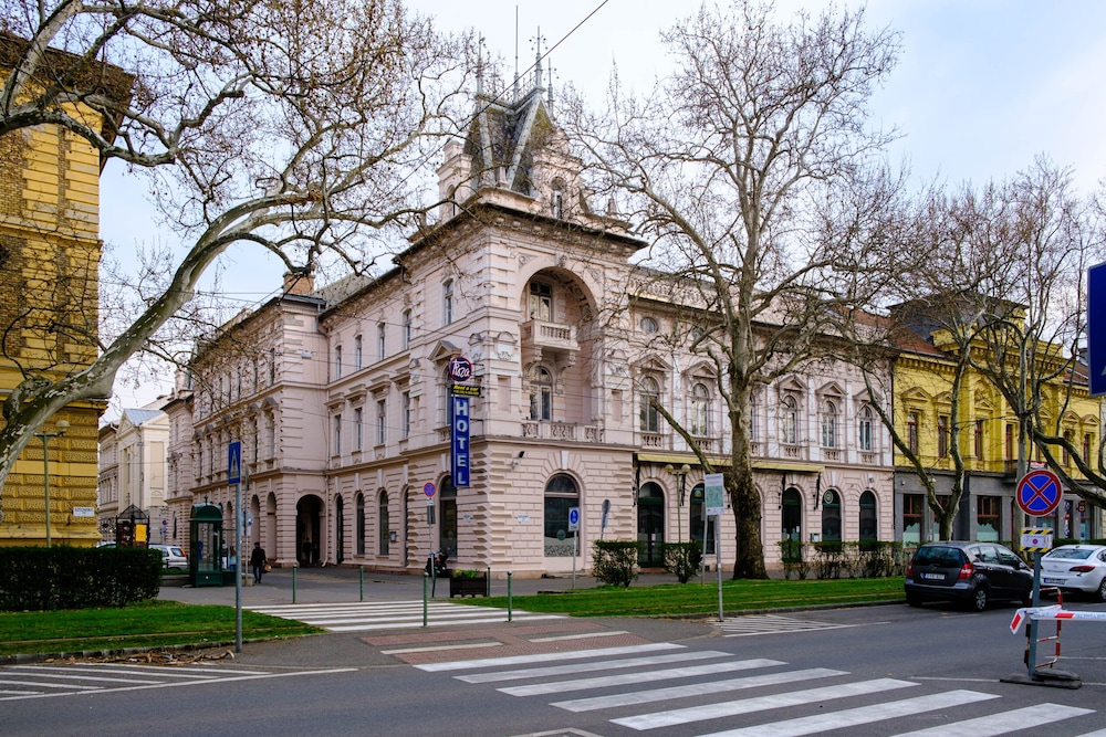 Hotel Tisza Hotel - Image 1