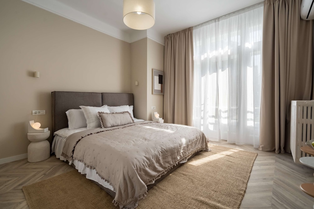 Elegant 3BR Retreat - Steps Away Cismigiu Gardens