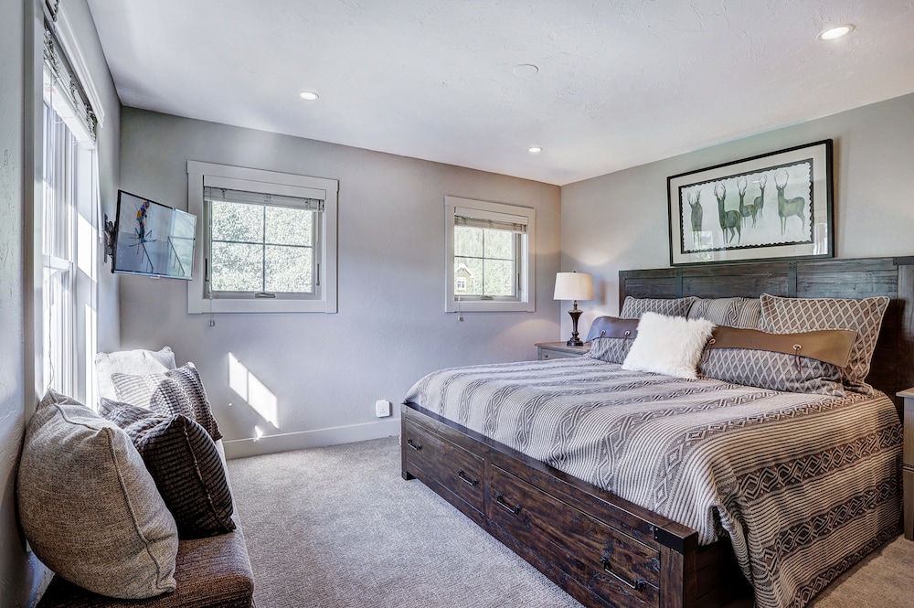 Creekside Escape 4 Bedroom Home by RedAwning view 3