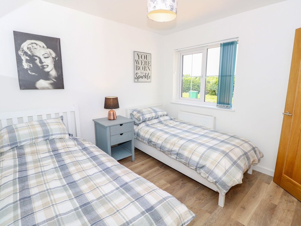 6 Yarmouth Cottages view 5