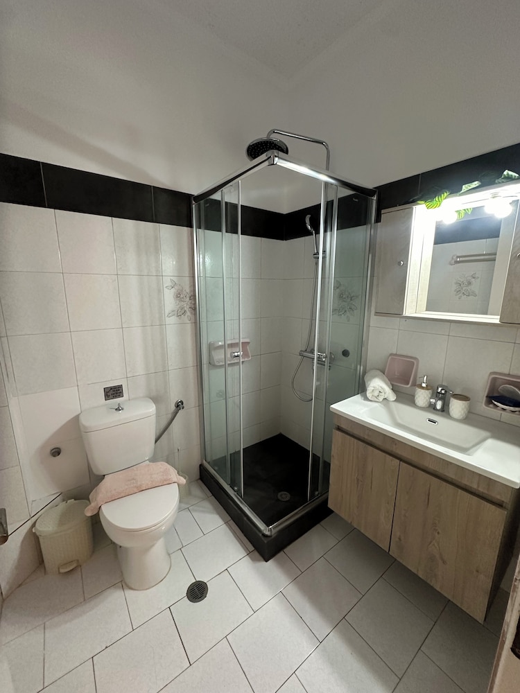 Nikos Apartments