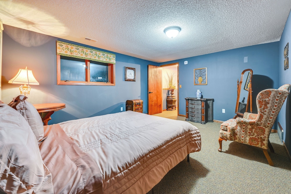 Walk to Saylorville Lake: Spacious Home w/ Deck!