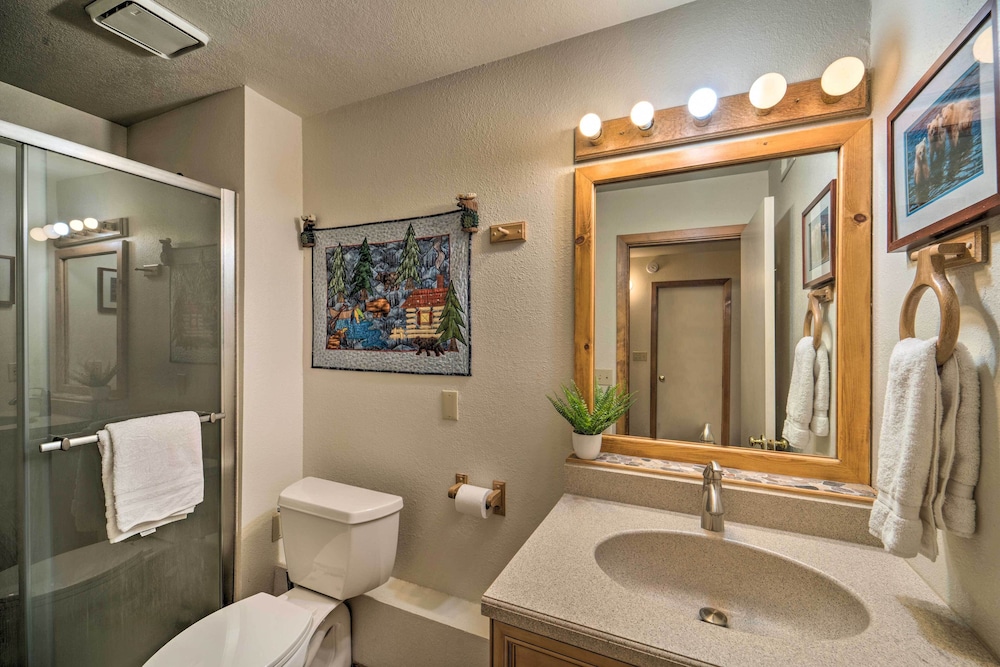 Hot Tub & Deck: Truckee Golf Course Home