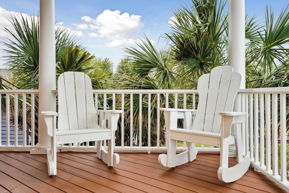 Oceanfront w/ Pool, Panoramic Deck Views, 5bdr Folly Ocean Breeze by Avantstay