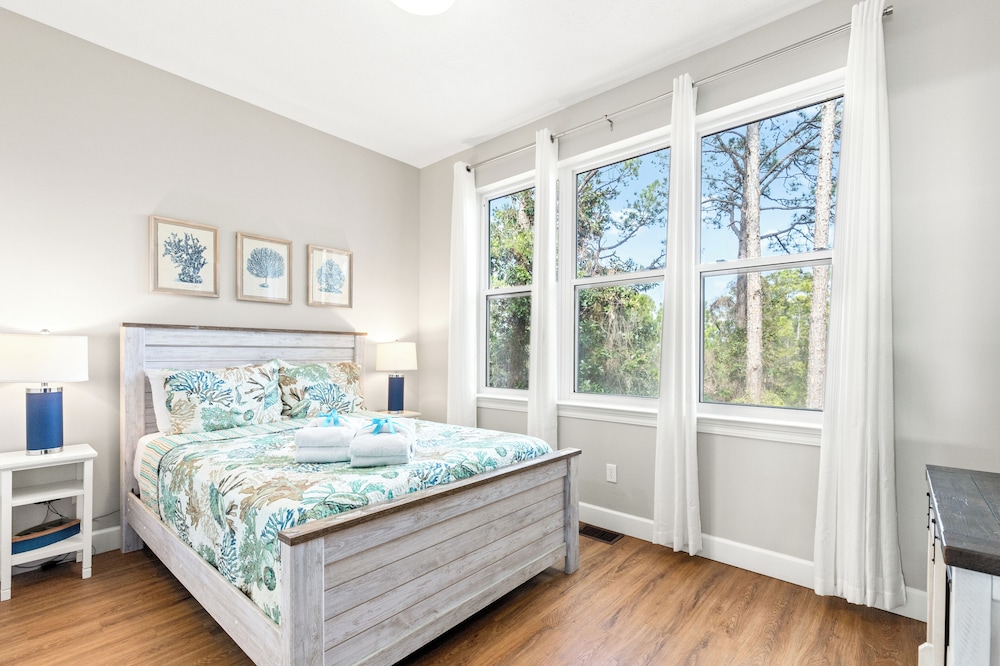 Sailors Cove: 5-bedroom, 4.5 Baths, Sleeps 12! Steps Away From the Beach!