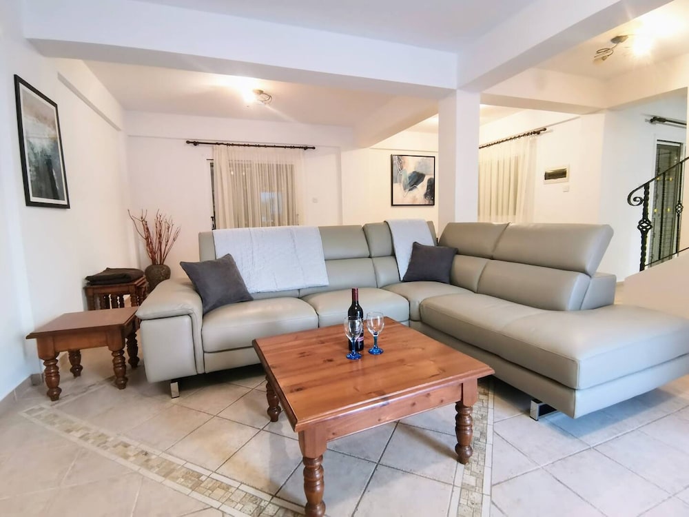 Sobella Villa - 3 Bedroom Villa With 10 x 4 Pool