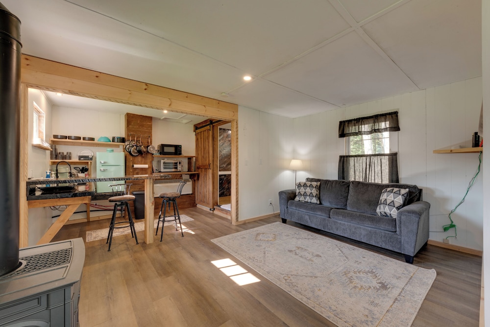 Hillsgrove Creekside Cabin: Close to Hiking