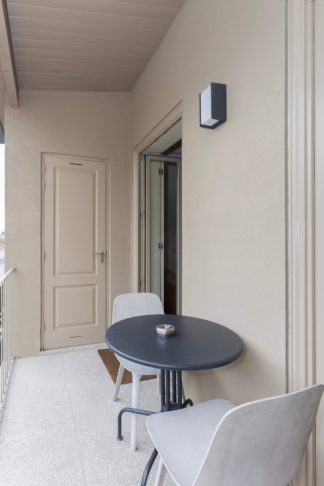 Liiiving in Porto - Trindade Deluxe Studio 3T view 2