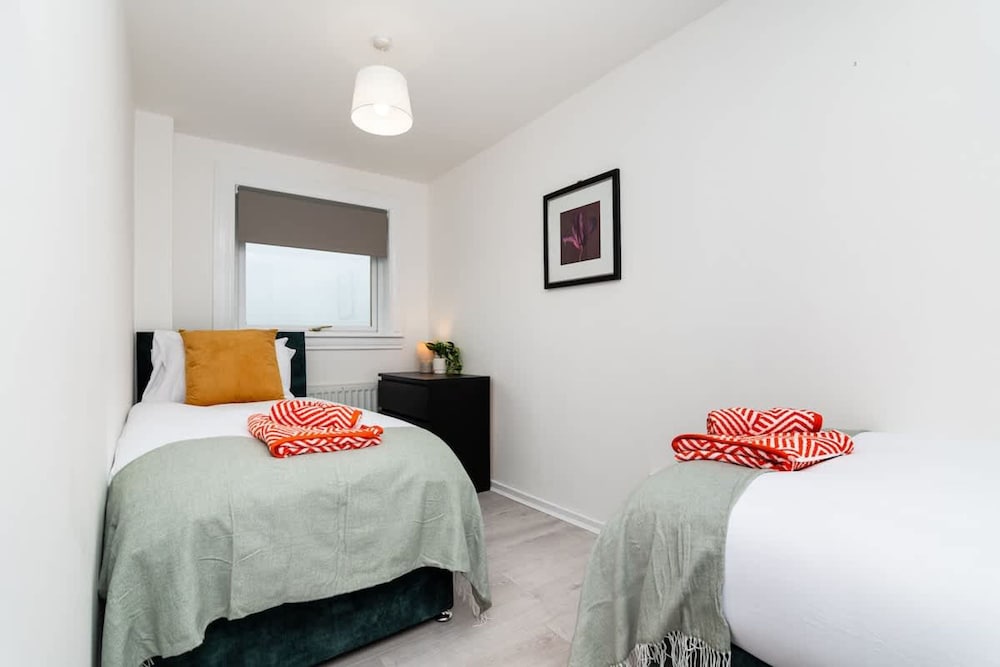 3 Bed House-free Parking-6beds