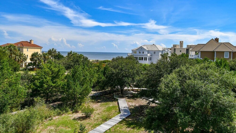 Exquisite Oceanfront Home Perfect For A Family Getaway 6 Bedroom Home by Peace Vacations view 2