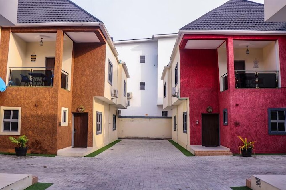 Comforts Court And Apartment