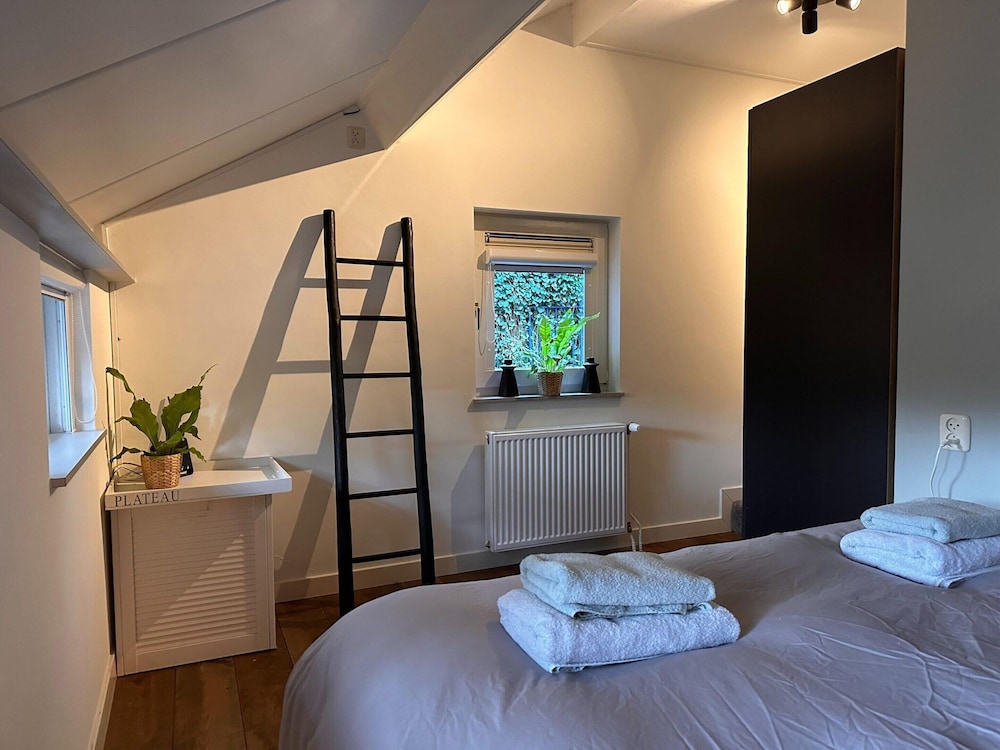 Scenic Stay Near Town & Lake