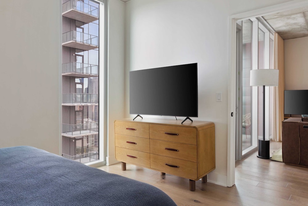 Sleeps 16 Brand New Austin High Rise w/ Rooftop Pool, Gym, Yoga Studio & More!
