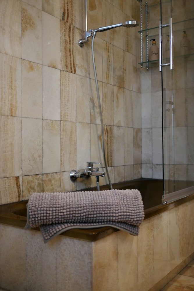 KH Lezama Suites