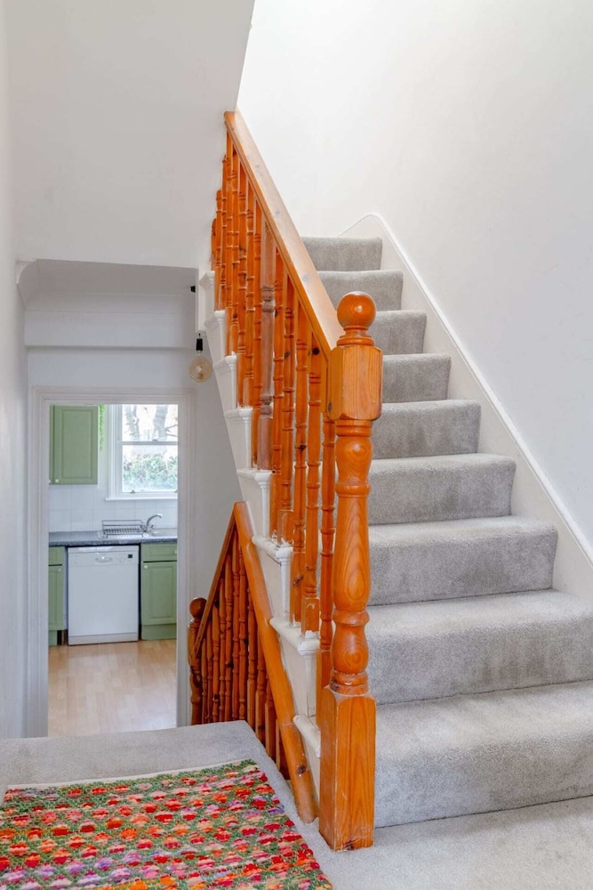 Spacious 3 Bedroom Flat in Brixton