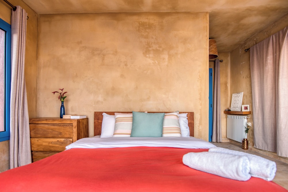 Red Oak House With Garden & Terrace in Assia, Batroun