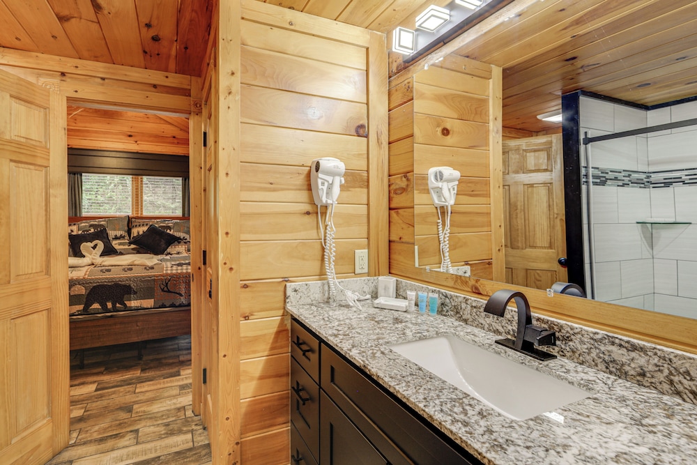 1 Mi to Dtwn Gatlinburg: Hot Tub Haven in Smokies!