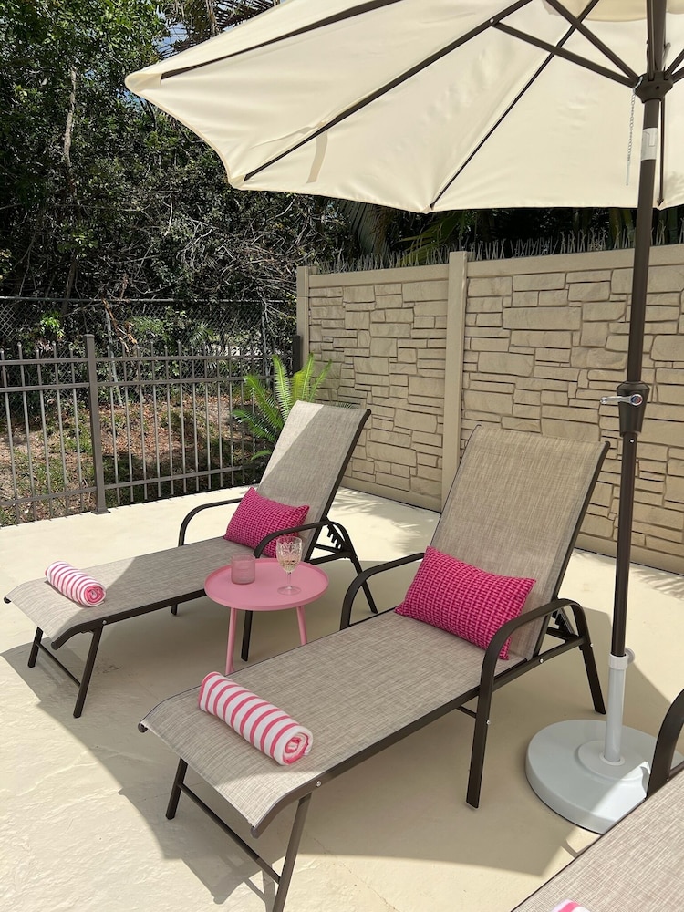 Naples Henrie Hideaway - Private Pool, Pet Friendly 12 Mins From Beach & Downtown 3 Bedroom Home
