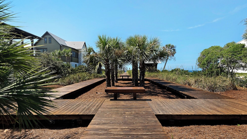 Coastal 3BR Condo With Pool & Shuttle : Snowbird Friendly!