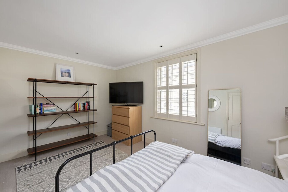 3-bed Home w Private Parking Fairytale Garden