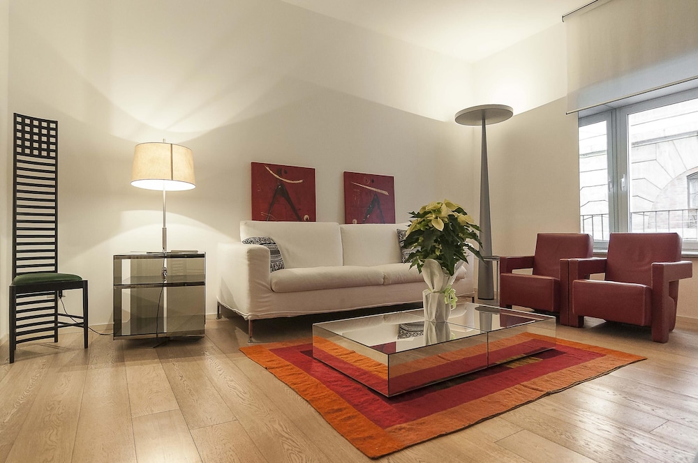 In Rome at Spanish Steps Classy Apartment With Modern Design in an Historic Palazzo