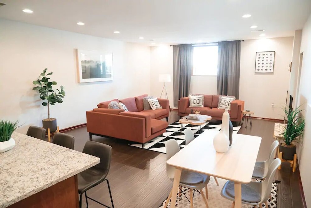 2BR Apt - Central Modern