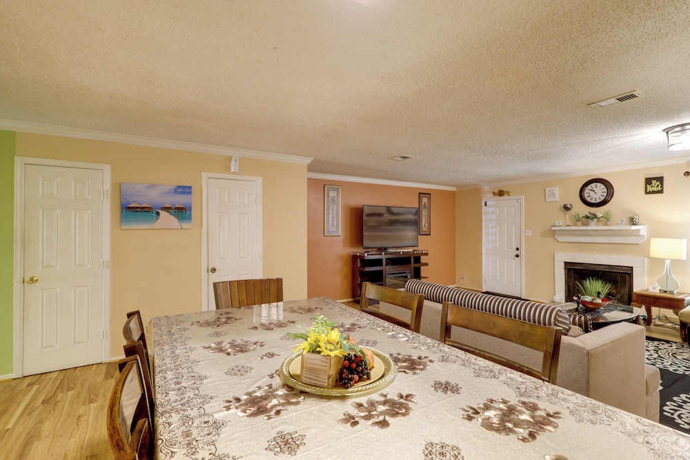 Houston Townhome 4 Mi to Airport: Central Location