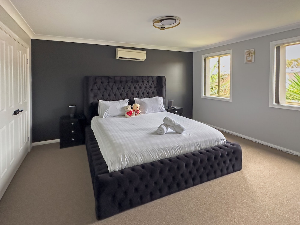 Kozyguru | Prestons Dream Holiday House + Parking